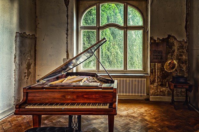 klavír v místnosti